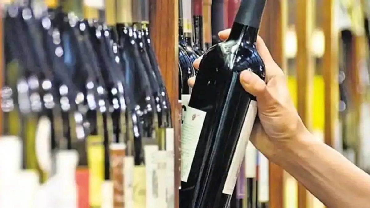 Pretend Hologram Liquor: Pretend holograms and lid liquor busted, two arrested… Excise division motion in Raipur